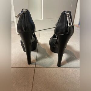 2 ITEM BUNDLE - Gucci Oversized Sunglasses - Gucci Stiletto Heels - Black - 7.5